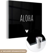 MuchoWow® Glasschilderij 50x50 cm - Schilderij acrylglas - Engelse quote "Aloha" met een hartje tegen een zwarte achtergrond - Foto op glas - Schilderijen