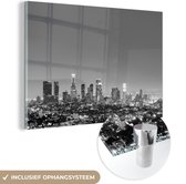 MuchoWow® Glasschilderij 90x60 cm - Schilderij acrylglas - Los Angeles in de avond - zwart wit - Foto op glas - Schilderijen
