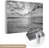 MuchoWow® Glasschilderij 120x80 cm - Schilderij acrylglas - Zonsopkomst boven de zee gezien vanaf het strand - zwart wit - Foto op glas - Schilderijen