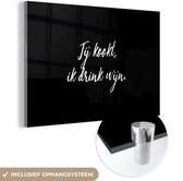 MuchoWow® Glasschilderij 60x40 cm - Schilderij acrylglas - Spreuken - Jij kookt, ik drink wijn - Quotes - Wijn - Koken - Foto op glas - Schilderijen