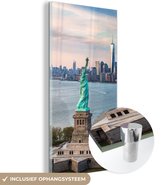 MuchoWow® Glasschilderij 80x160 cm - Schilderij acrylglas - Vrijheidsbeeld met de skyline van New York - Foto op glas - Schilderijen