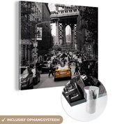MuchoWow® Glasschilderij 90x90 cm - Schilderij acrylglas - Zwart-wit foto met een gele taxi in het Amerikaanse New York - Foto op glas - Schilderijen