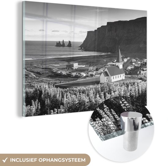 MuchoWow® Glasschilderij 180x120 cm - Schilderij acrylglas - Dorp Vík í Mýrdal in IJsland - zwart wit - Foto op glas - Schilderijen