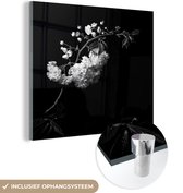 MuchoWow® Glasschilderij 90x90 cm - Schilderij acrylglas - Een kersenbloesem tegen een zwarte achtergrond - zwart wit - Foto op glas - Schilderijen