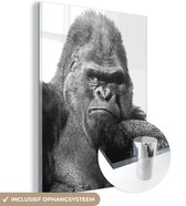 MuchoWow® Glasschilderij 60x80 cm - Schilderij acrylglas - Zonnestralen schijnen in de ogen van de Gorilla - zwart wit - Foto op glas - Schilderijen