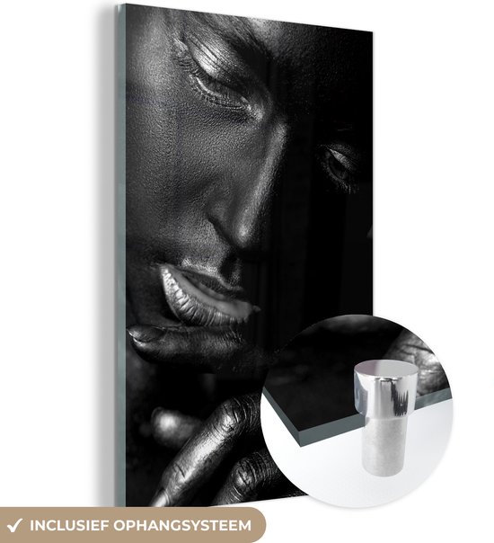 MuchoWow® Glass Painting - Une femme avec une lueur dorée et un rouge à lèvres brillant - noir et blanc - 80x120 cm - Peintures sur Verre Peintures - Photo sur Glas