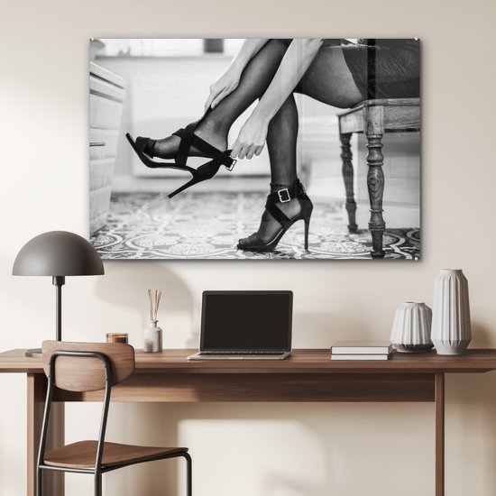 MuchoWow® Peinture sur Verre - Femme met des talons pour faire la fête - noir et blanc - 90x60 cm - Peintures sur Verre Acrylique - Photo sur Glas