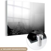 MuchoWow® Glasschilderij 90x60 cm - Schilderij acrylglas - Een reiziger in de mist - zwart wit - Foto op glas - Schilderijen