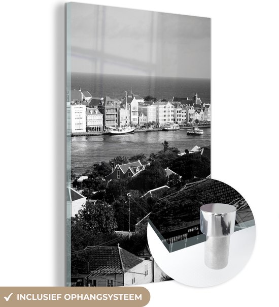 MuchoWow® Glasschilderij 40x60 cm - Schilderij acrylglas - Uitzicht op de huizen van Willemstad in Curaçao - zwart wit - Foto op glas - Schilderijen