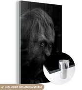 MuchoWow® Glasschilderij 40x60 cm - Schilderij acrylglas - Close-up van een aap in de jungle - zwart wit - Foto op glas - Schilderijen
