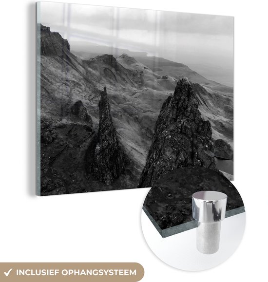 MuchoWow® Glasschilderij 80x60 cm - Schilderij acrylglas - De Storr in Schotland - zwart wit - Foto op glas - Schilderijen