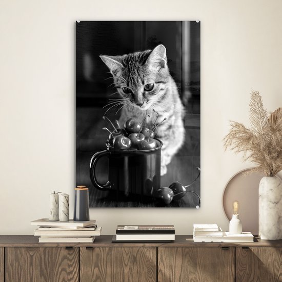 Peinture sur verre - Chat assis près d'une tasse remplie de cerises - noir et blanc - 40x60 cm - Peintures sur Verre Peintures - Photo sur Glas