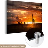 MuchoWow® Glasschilderij 30x20 cm - Schilderij acrylglas - Silhouetten van giraffen bij zonsondergang - Foto op glas - Schilderijen