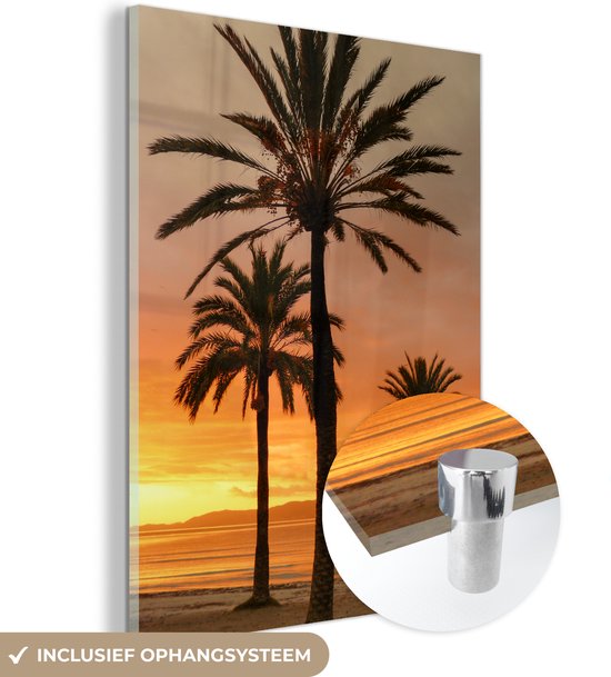 MuchoWow® Glasschilderij 60x80 cm - Schilderij acrylglas - Palmbomen op het strand tijdens zonsondergang op Mallorca - Foto op glas - Schilderijen