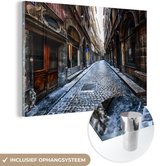 MuchoWow® Glasschilderij 90x60 cm - Schilderij acrylglas - Een smalle straat in het oude stadsdeel van Lyon in Frankrijk - Foto op glas - Schilderijen