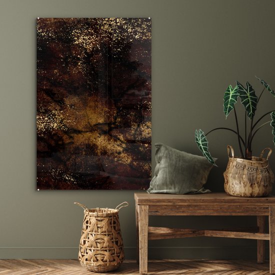 Abstract glas-in-lood schilderij in bruin en zwart met gouden spikkels, hangend in een woonkamer.