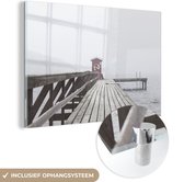 MuchoWow® Glasschilderij 150x100 cm - Schilderij acrylglas - Scandinavische steiger in de mist - Foto op glas - Schilderijen