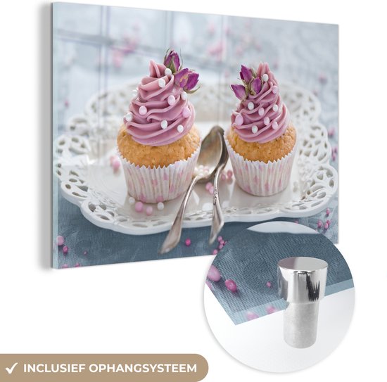 MuchoWow® Glasschilderij 150x100 cm - Schilderij acrylglas - Twee cupcakes met een glazuur torentje - Foto op glas - Schilderijen