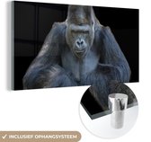 MuchoWow® Glasschilderij 40x20 cm - Schilderij acrylglas - Een Gorilla kijkt indrukwekkend in de camera - Foto op glas - Schilderijen