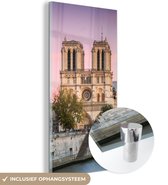 MuchoWow® Glasschilderij 20x40 cm - Schilderij acrylglas - Paarse lucht over de Notre Dame in Parijs - Foto op glas - Schilderijen