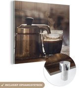 MuchoWow® Glasschilderij 50x50 cm - Schilderij acrylglas - Een kleine koffiepot met twee koppen koffie - Foto op glas - Schilderijen