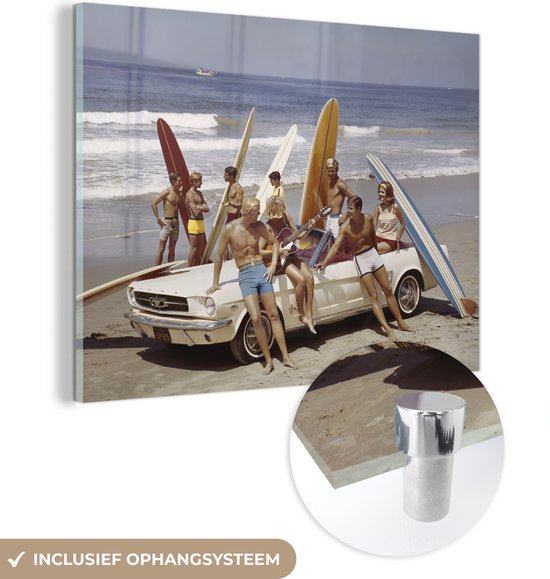 MuchoWow® Glasschilderij 120x90 cm - Schilderij acrylglas - Surfers bij een vintage auto op het strand - Foto op glas - Schilderijen