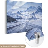 MuchoWow® Glasschilderij 120x80 cm - Schilderij acrylglas - Een besneeuwde weg in de bergen - Foto op glas - Schilderijen