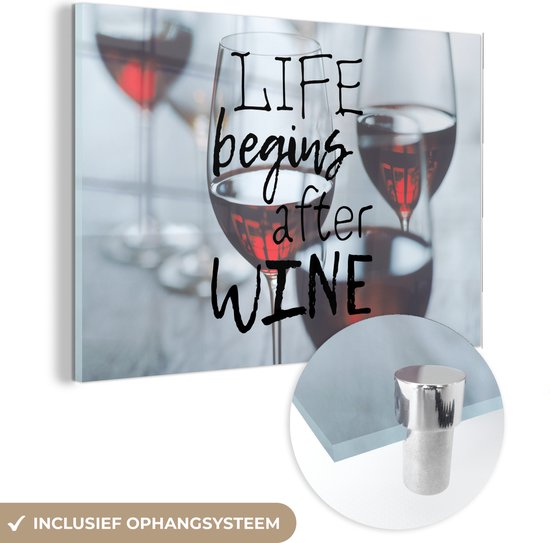 MuchoWow® Glasschilderij 60x40 cm - Schilderij acrylglas - Wijn quote 'Life begins after wine' met wijnglazen op de achtergrond - Foto op glas - Schilderijen
