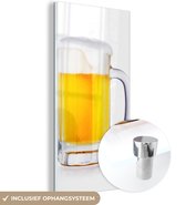 MuchoWow® Glasschilderij 60x120 cm - Schilderij acrylglas - Pul bier op een witte achtergrond - Foto op glas - Schilderijen
