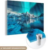 MuchoWow® Glasschilderij 180x120 cm - Schilderij acrylglas - Noorderlicht - IJs - Sneeuw - Noorwegen - Blauw - Bergen - Foto op glas - Schilderijen