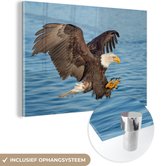MuchoWow® Glasschilderij 30x20 cm - Schilderij acrylglas - Vogel - Amerikaanse Zeearend - Water - Vliegt - Adelaar - Foto op glas - Schilderijen