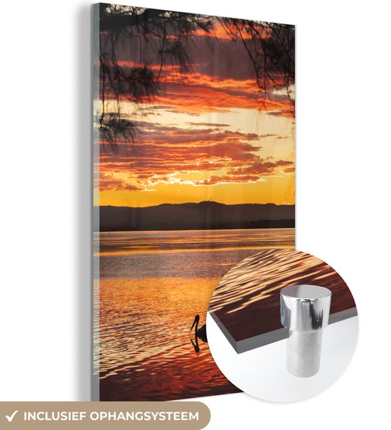 MuchoWow® Glasschilderij 60x90 cm - Schilderij acrylglas - Pelikaan in meer bij zonsondergang - Foto op glas - Schilderijen