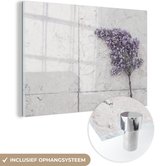 MuchoWow® Glasschilderij 90x60 cm - Schilderij acrylglas - Bleke vlinderstruik bloemetje op tegels - Foto op glas - Schilderijen