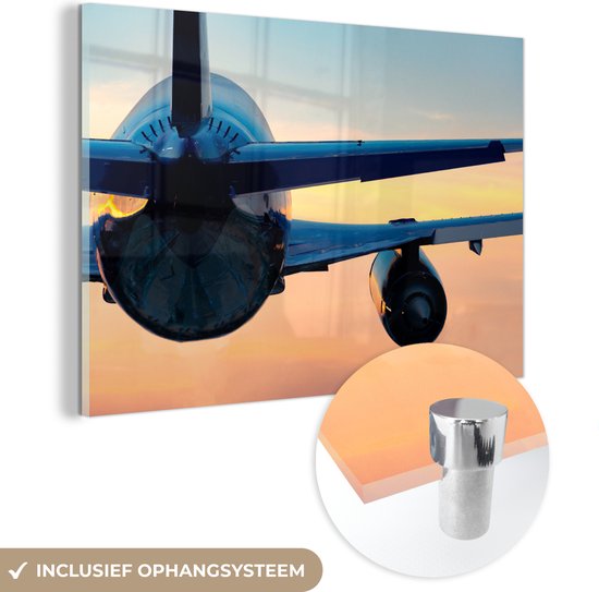MuchoWow® Glasschilderij 150x100 cm - Schilderij acrylglas - Achterkant van vliegend vliegtuig tijdens een zonsondergang - Foto op glas - Schilderijen
