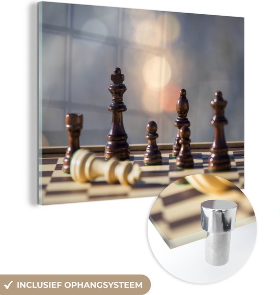 MuchoWow® Glasschilderij 160x120 cm - Schilderij acrylglas - Het schaakbord op een tafel - Foto op glas - Schilderijen