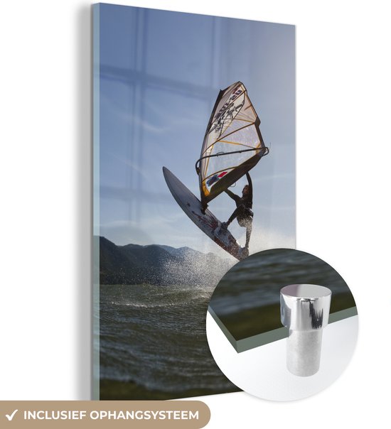 MuchoWow® Glasschilderij 60x90 cm - Schilderij acrylglas - Een jongen is aan het windsurfen - Foto op glas - Schilderijen