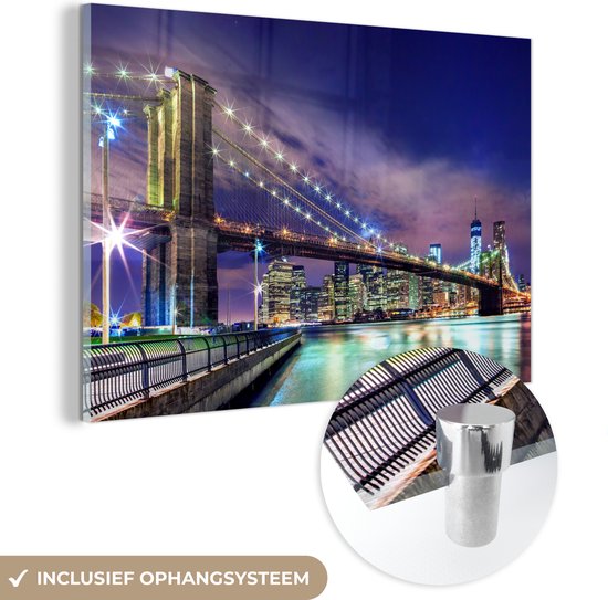 MuchoWow® Glasschilderij 30x20 cm - Schilderij acrylglas - De Brooklyn Bridge onder een donkere hemel in new york - Foto op glas - Schilderijen