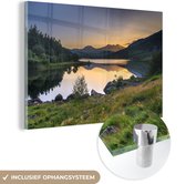 MuchoWow® Glasschilderij 30x20 cm - Schilderij acrylglas - Prachtige zonsondergang achter de bergen in Snowdonia - Foto op glas - Schilderijen
