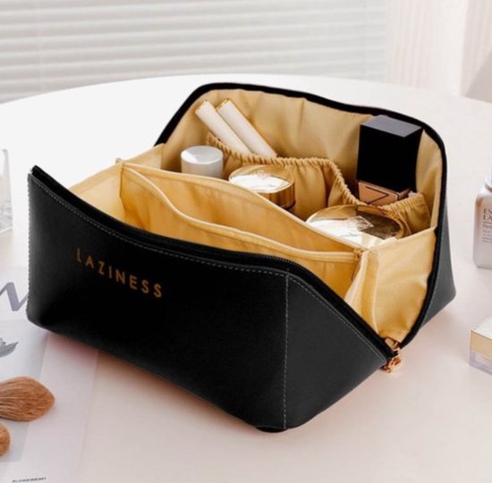 Open zwarte make-uptas met gouden 'LAZINESS' opdruk en goudkleurige vakken.