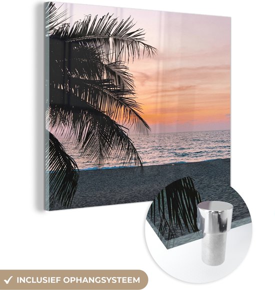 MuchoWow® Glasschilderij 50x50 cm - Schilderij acrylglas - Palmboom - Strand - Zee - Avond - Foto op glas - Schilderijen
