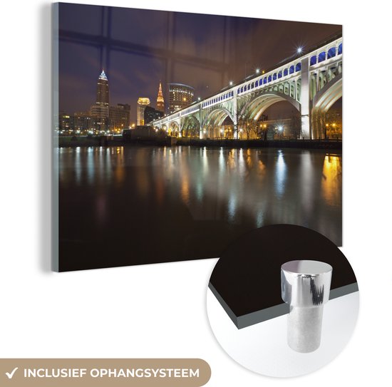 MuchoWow® Glasschilderij 180x120 cm - Schilderij acrylglas - Verlichte brug in de nacht bij het Amerikaanse Cleveland - Foto op glas - Schilderijen