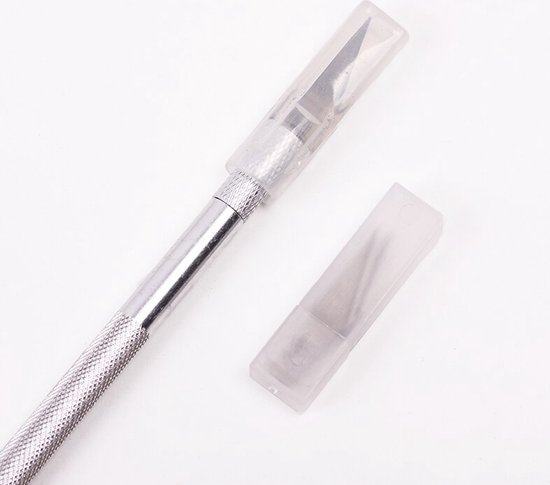Zilverkleurig scalpelmesje met diamant-geprofileerde grip en een transparante beschermkap voor het mesje.