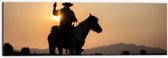 Dibond - Zonsondergang achter Cowboy op Bruin met Wit Paard met Geweer - 60x20 cm Foto op Aluminium (Wanddecoratie van metaal)