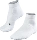 Wit paar Falke sportsokken met een klein zwart R-logo op de linkersok.