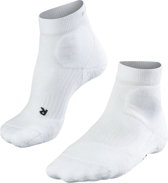 Wit paar Falke sportsokken met een klein zwart R-logo op de linkersok.