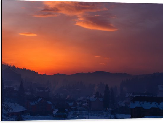 Dibond - Zonsopkomst achte de Bergen - 80x60 cm Foto op Aluminium (Met Ophangsysteem)