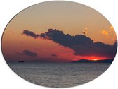 Dibond Ovaal - Zonsondergang bij Donkere Regenwolken boven de Oceaan - 68x51 cm Foto op Ovaal (Met Ophangsysteem)