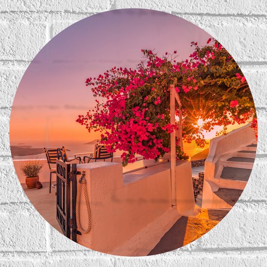 Muursticker Cirkel - Zonnestralen op Balkon Vol Bloemen in Griekenland - 40x40 cm Foto op Muursticker