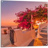 Tuinposter – Zonnestralen op Balkon Vol Bloemen in Griekenland - 100x100 cm Foto op Tuinposter (wanddecoratie voor buiten en binnen)