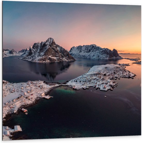 Dibond - Zonsopgang bij Sneeuwlandschap in Noorwegen - 100x100 cm Foto op Aluminium (Wanddecoratie van metaal)